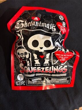Squeeze Squeezelings Skelanimals Blind Bag — Black & Red
